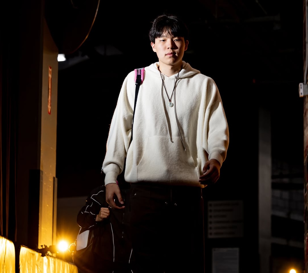 开拓者社媒晒杨瀚森赛前入场照：白色帽衫配上小粉书包